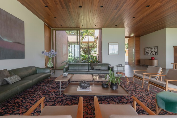 Casa Conquista / David Guerra Arquitetura e Interiores - Foto Interior, Sala, Sofá, Mesa, Viga