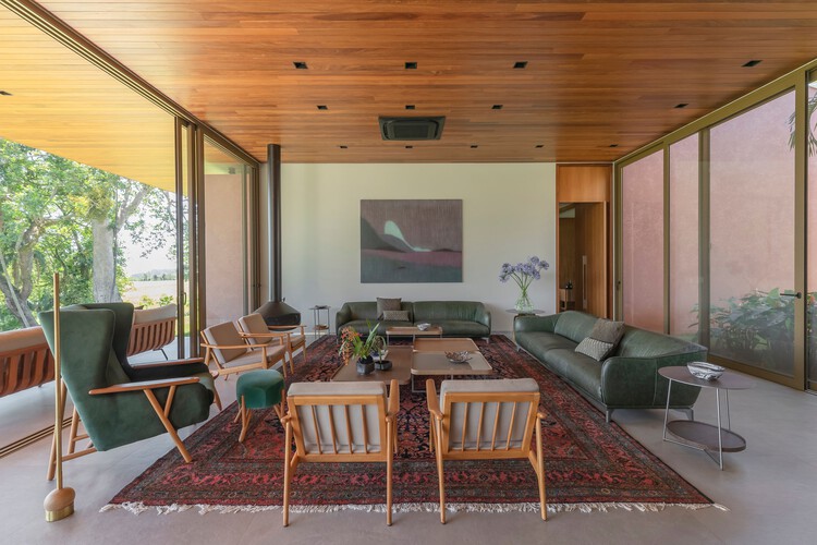 Casa Conquista / David Guerra Arquitetura e Interiores - Foto Interior, Mesa, Silla, Viga