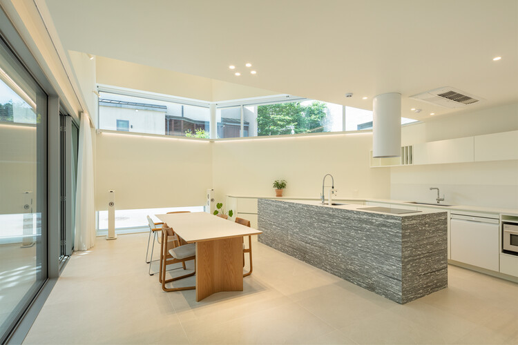 Casa Pangyo Two Courtyards / June Architects - Fotografía de interiores, cocina, mesa, ventanas, silla, mostrador