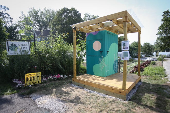 Nevera gratis en Urban Roots Farm de Springfield el martes 27 de junio de 2023. En asociación con varias organizaciones locales, Free Fridge Springfield ofrece un refrigerador gratis para que los miembros de la comunidad vengan y donen. La nevera está abierta las 24 horas, los 7 días de la semana.