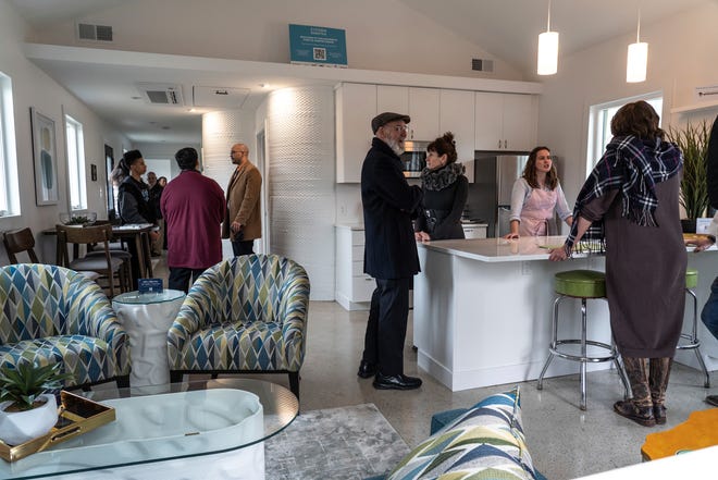 La gente mira el interior de la primera casa impresa en 3D de Detroit el jueves 22 de febrero de 2024, antes de la ceremonia de inauguración de la casa en Sheridan Street, en el lado este de la ciudad.