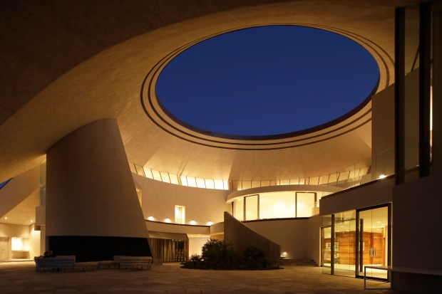 La Casa Bob Hope tiene más de 23,000 pies cuadrados, construida en 1979 por el arquitecto John Lautner en la colina y con vista al Valle de Coachella. (Myung J. Chun/Los Angeles Times/TNS)