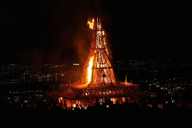 INCENDIO DEL TEMPLO DE DERRY. . . . .La escena del 21 de marzo de 2015 a las 8:13 p.m., cuando se acercaban para ver el templo inspirado de David Best iluminado en la cima de la colina. DER1115MC139