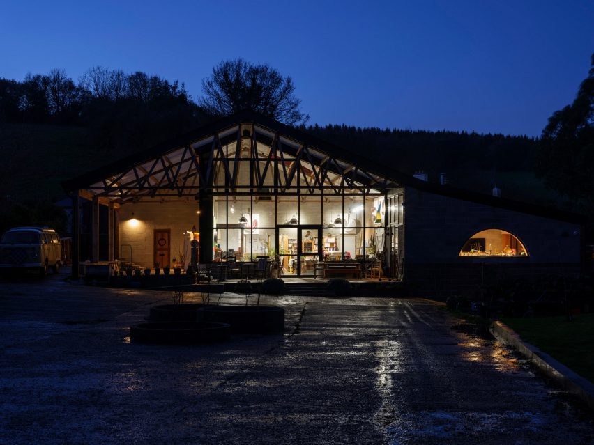 Una vista nocturna del Cowshed por David Kohn Architects