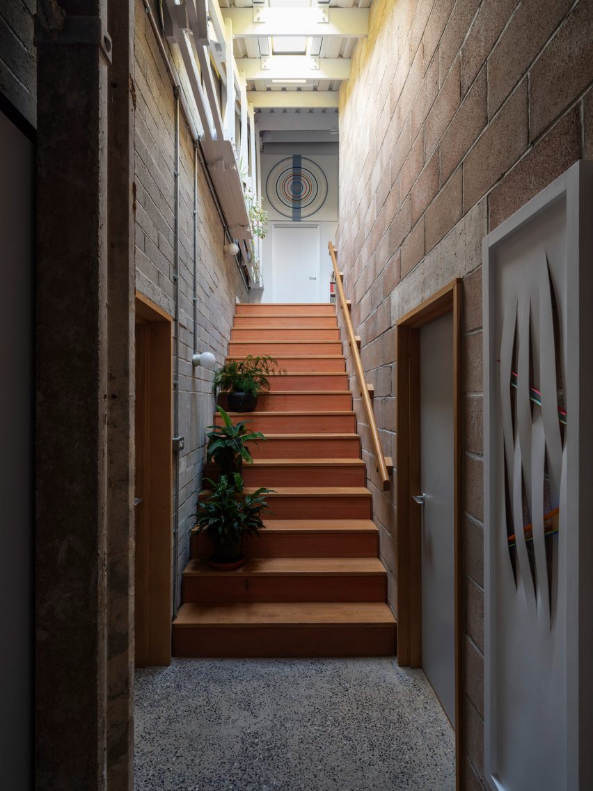 Escalera cerrada por paredes de bloques.