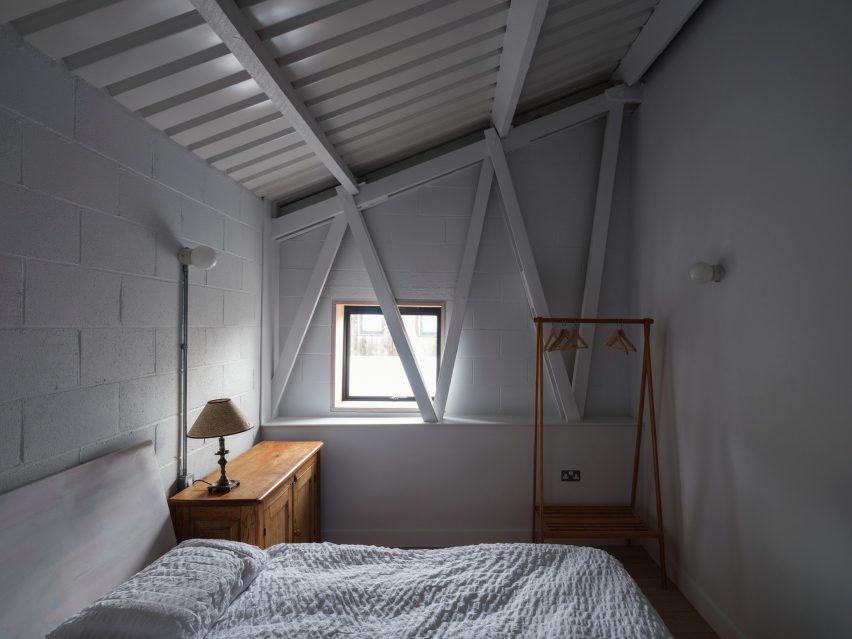 Dormitorio con paredes blancas