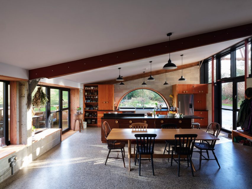 Cocina con techo abuhardillado