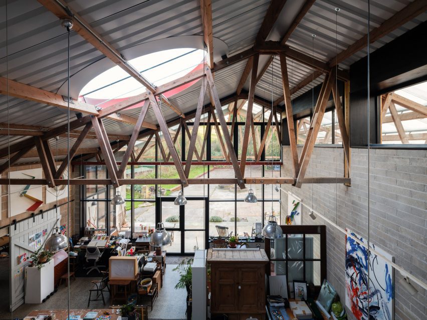 Estudio de artista en un antiguo rancho.