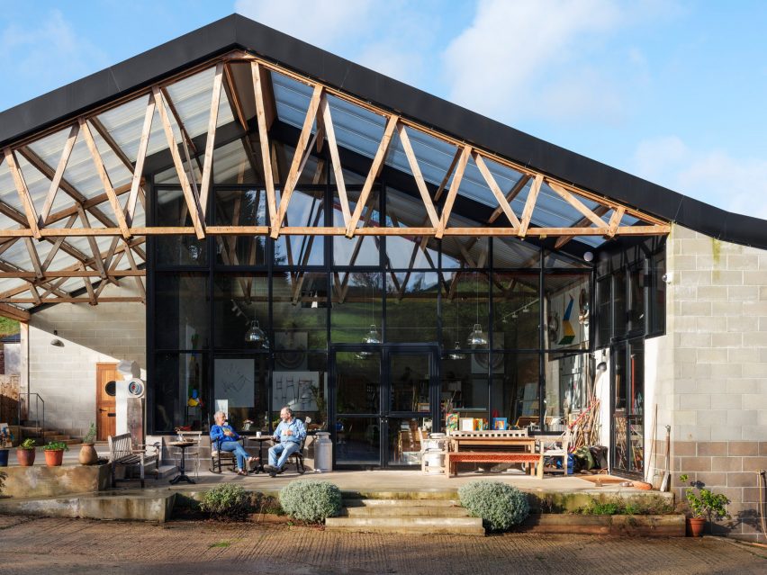 Vista exterior del Cowshed por David Kohn Architects