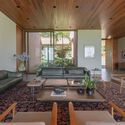 Casa Conquista / David Guerra Arquitetura e Interiores - Foto Interior, Sala, Sofá, Mesa, Viga