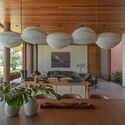 Casa Conquista / David Guerra Arquitetura e Interiores - Foto Interior, Comedor, Mesa, Silla, Viga