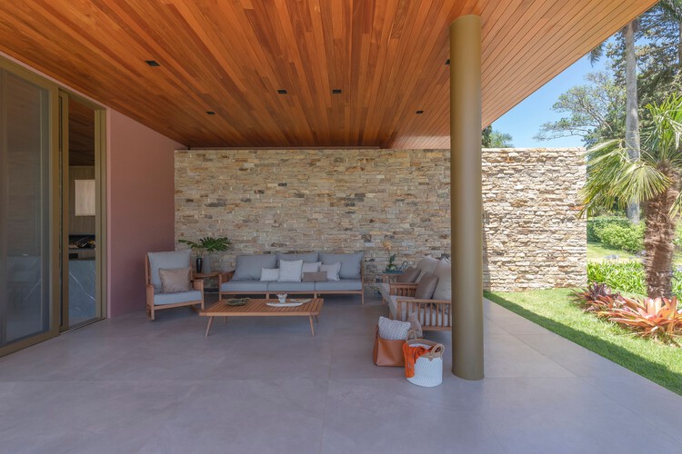 Casa Conquista / David Guerra Arquitetura e Interiores - Fotografía de interiores, sala, mesa, silla, viga, patio