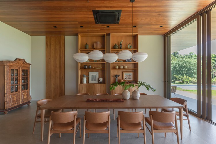 Casa Conquista / David Guerra Arquitetura e Interiores - Foto Interior, Comedor, Mesa, Silla, Viga