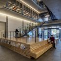 © Kotaro Imada Ayuntamiento de Furubira CAN@YELL / TAISEI DESIGN Planificadores Arquitectos e Ingenieros - Fotos Interiores, Escaleras, Barandillas