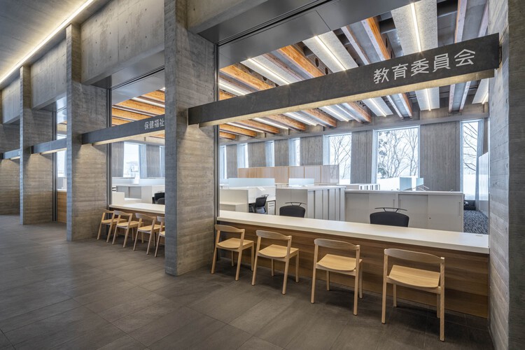 Ayuntamiento de Furubira CAN@YELL / TAISEI DESIGN Planificadores Arquitectos e Ingenieros - Fotos de Interiores, Cocina, Mesa, Silla, Viga