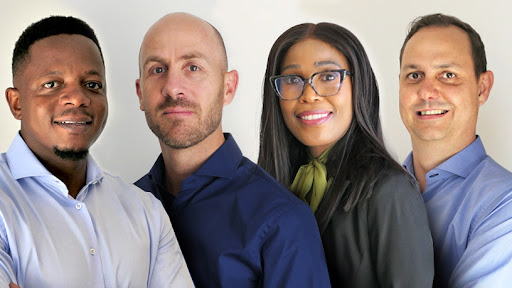 De izquierda a derecha: Test Architects Mathew Zungu, Mamatla Rantidi y Jehan Coetzee, jefe de consultoría.