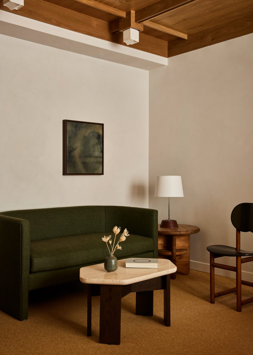 Paredes de yeso beige y alfombra texturizada en una habitación de invitados