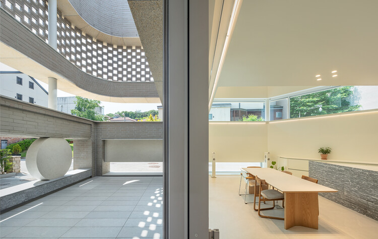 Casa Pangyo Two Courtyards / June Architects - Fotos de interiores, fachada, ventanas, silla