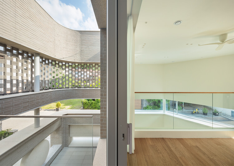 Pangyo Bi Patio House / June Architects - Fotos de interiores, cocina, fachada, ventanas, barandillas