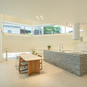 © Kyungsub Shin Casa Pangyo Two Courtyards / June Architects - Fotografía de interiores, cocina, mesa, ventanas, silla, mostrador