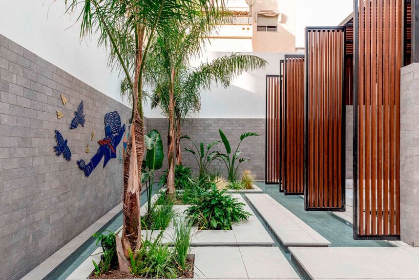 JC Architects transforma un espacio comercial en un hotel urbano de cinco pisos en el corazón de Atenas