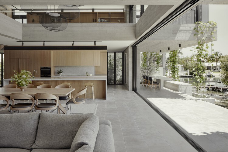 Casa Sjøhavn / Lightbody Architects - Fotos de interiores, mesa, silla, ventanas, viga