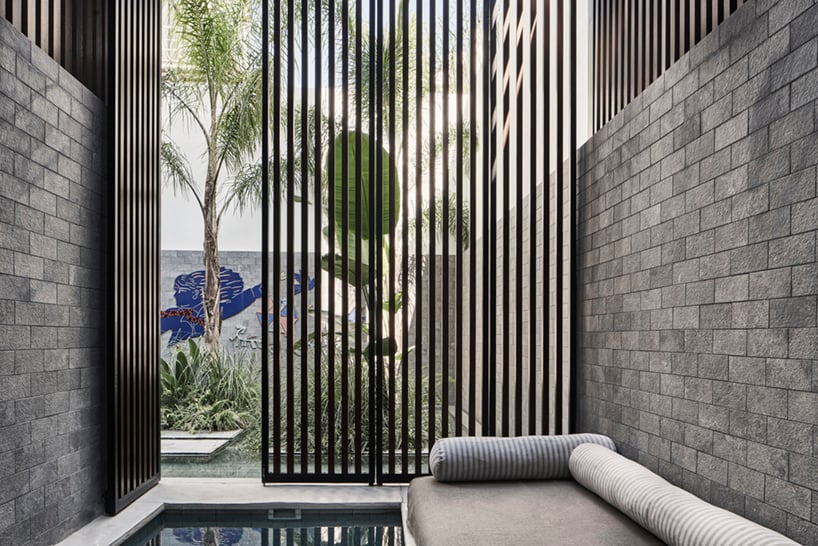JC Architects transforma un espacio comercial en un hotel urbano de cinco pisos en el corazón de Atenas
