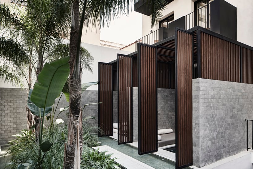 JC Architects transforma un espacio comercial en un hotel urbano de cinco pisos en el corazón de Atenas