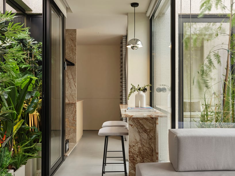 JC Architects transforma un espacio comercial en un hotel urbano de cinco pisos en el corazón de Atenas