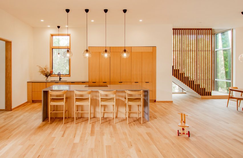 Cocina y escalera de madera.