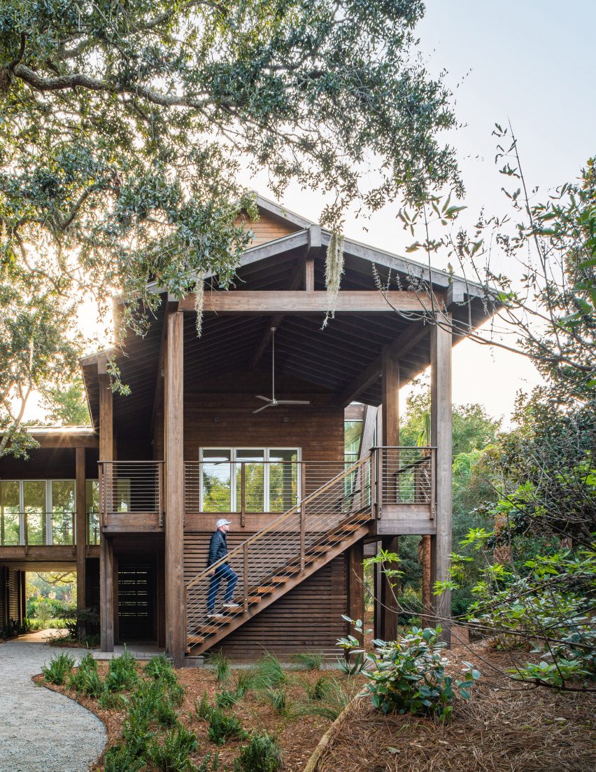 Una casa rodeada de vegetación