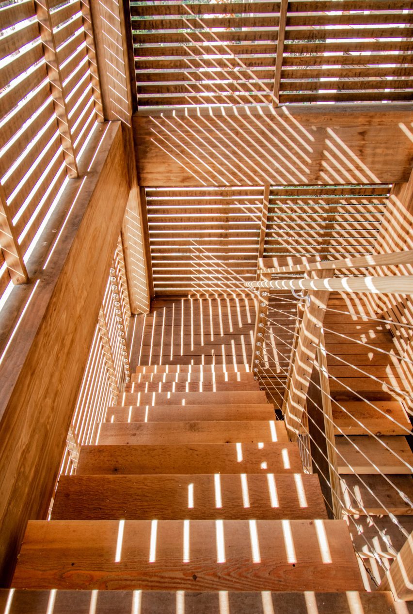 Escalera de madera iluminada por el sol