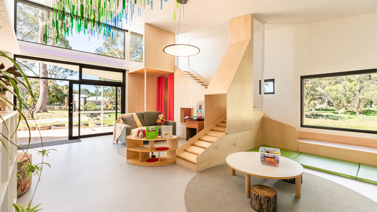 Centro de aprendizaje para niños y familias de Larapi / JAWS Architects - Fotografía de interiores, sala de estar, mesa, sofá, ventanas