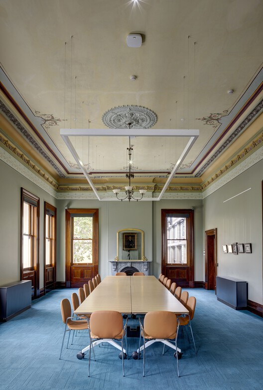 Ayuntamiento de Parramatta / DesignInc + Lacoste + Stevenson Architects + Manuelle Gautrand Architecture + TKD Architects - Fotografía de interiores, comedor, mesa, ventanas, silla