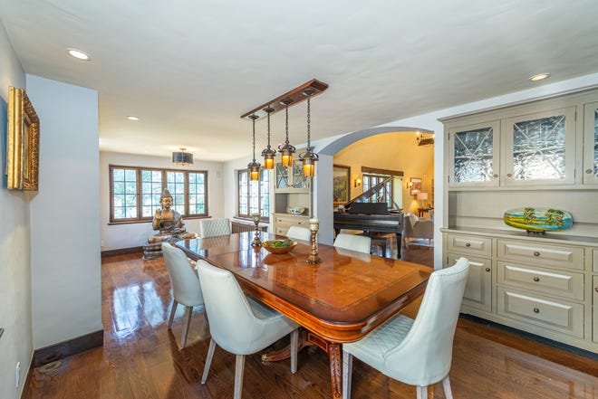 Diseñado a principios de la década de 1920 por Frank Joseph Forster, un galardonado arquitecto provincial francés, Warren Pl.  67. Montclair abrió sus puertas en 2011 y salió a la venta en marzo de 2024 por casi 3 millones de dólares.