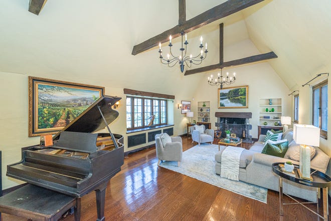 Diseñado a principios de la década de 1920 por Frank Joseph Forster, un galardonado arquitecto provincial francés, Warren Pl.  67. Montclair abrió sus puertas en 2011 y salió a la venta en marzo de 2024 por casi 3 millones de dólares.