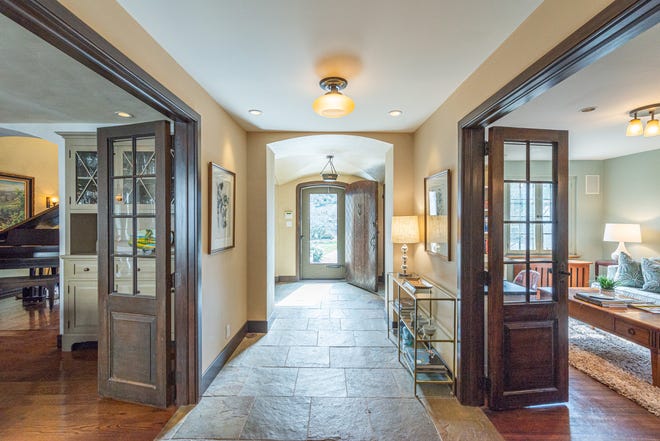 Diseñado a principios de la década de 1920 por Frank Joseph Forster, un galardonado arquitecto provincial francés, Warren Pl.  67. Montclair abrió sus puertas en 2011 y salió a la venta en marzo de 2024 por casi 3 millones de dólares.