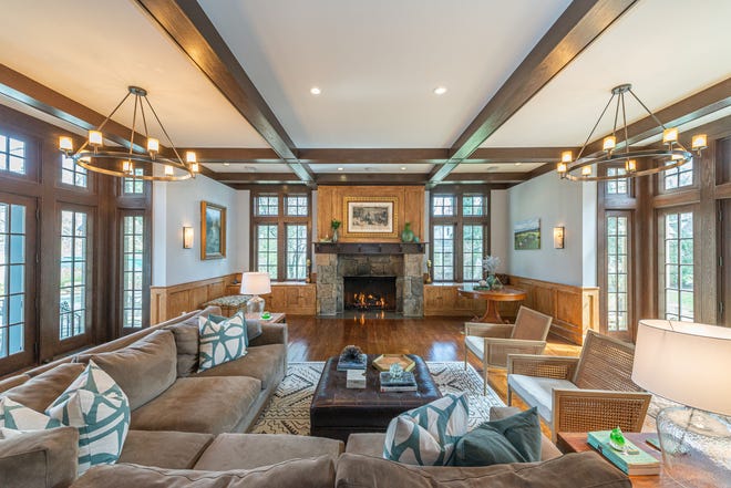 Diseñado a principios de la década de 1920 por Frank Joseph Forster, un galardonado arquitecto provincial francés, 67 Warren Pl.  Se inauguró en Montclair en 2011 y se puso a la venta en marzo de 2024 por casi 3 millones de dólares.