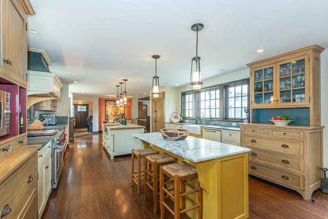 Diseñado a principios de la década de 1920 por Frank Joseph Forster, un galardonado arquitecto provincial francés, Warren Pl.  67. Montclair abrió sus puertas en 2011 y salió a la venta en marzo de 2024 por casi 3 millones de dólares.