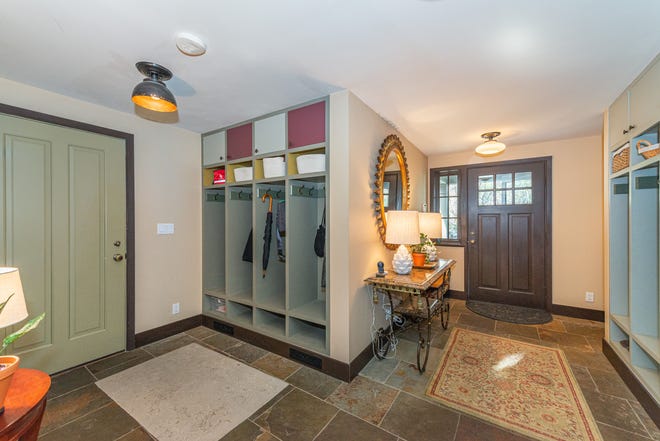 Diseñado a principios de la década de 1920 por Frank Joseph Forster, un galardonado arquitecto provincial francés, Warren Pl.  67. Montclair abrió sus puertas en 2011 y salió a la venta en marzo de 2024 por casi 3 millones de dólares.