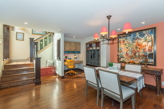 Diseñado a principios de la década de 1920 por Frank Joseph Forster, un galardonado arquitecto provincial francés, Warren Pl.  67. Montclair abrió sus puertas en 2011 y salió a la venta en marzo de 2024 por casi 3 millones de dólares.