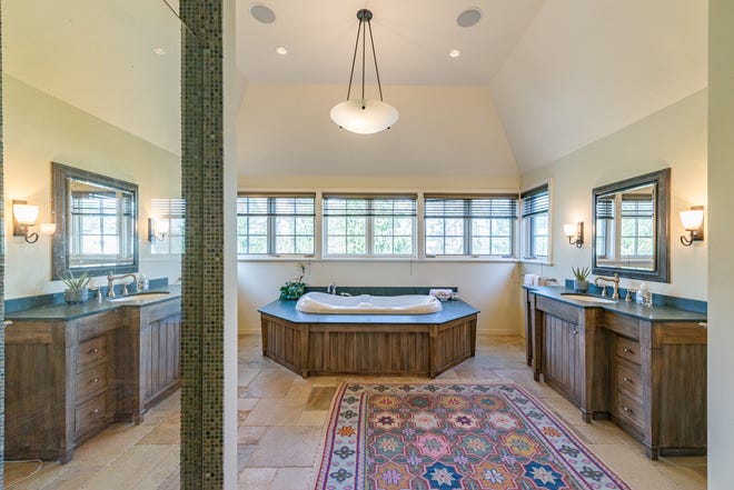 Diseñado a principios de la década de 1920 por Frank Joseph Forster, un galardonado arquitecto provincial francés, 67 Warren Pl.  Se inauguró en Montclair en 2011 y se puso a la venta en marzo de 2024 por casi 3 millones de dólares.