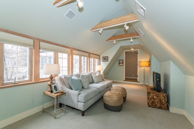 Diseñado a principios de la década de 1920 por Frank Joseph Forster, un galardonado arquitecto provincial francés, Warren Pl.  67. Montclair abrió sus puertas en 2011 y salió a la venta en marzo de 2024 por casi 3 millones de dólares.