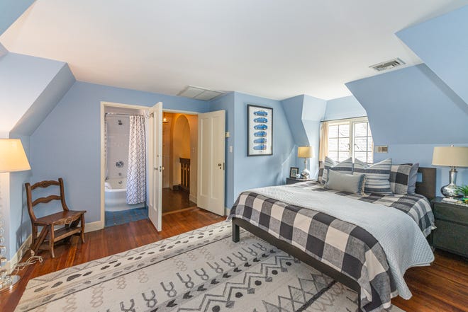 Diseñado a principios de la década de 1920 por Frank Joseph Forster, un galardonado arquitecto provincial francés, Warren Pl.  67. Montclair abrió sus puertas en 2011 y salió a la venta en marzo de 2024 por casi 3 millones de dólares.