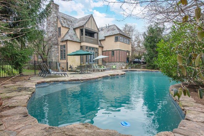 Diseñado a principios de la década de 1920 por Frank Joseph Forster, un galardonado arquitecto provincial francés, Warren Pl.  67. Montclair abrió sus puertas en 2011 y salió a la venta en marzo de 2024 por casi 3 millones de dólares.