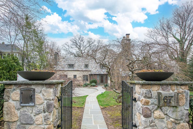 Diseñado a principios de la década de 1920 por Frank Joseph Forster, un galardonado arquitecto provincial francés, Warren Pl.  67. Montclair abrió sus puertas en 2011 y salió a la venta en marzo de 2024 por casi 3 millones de dólares.