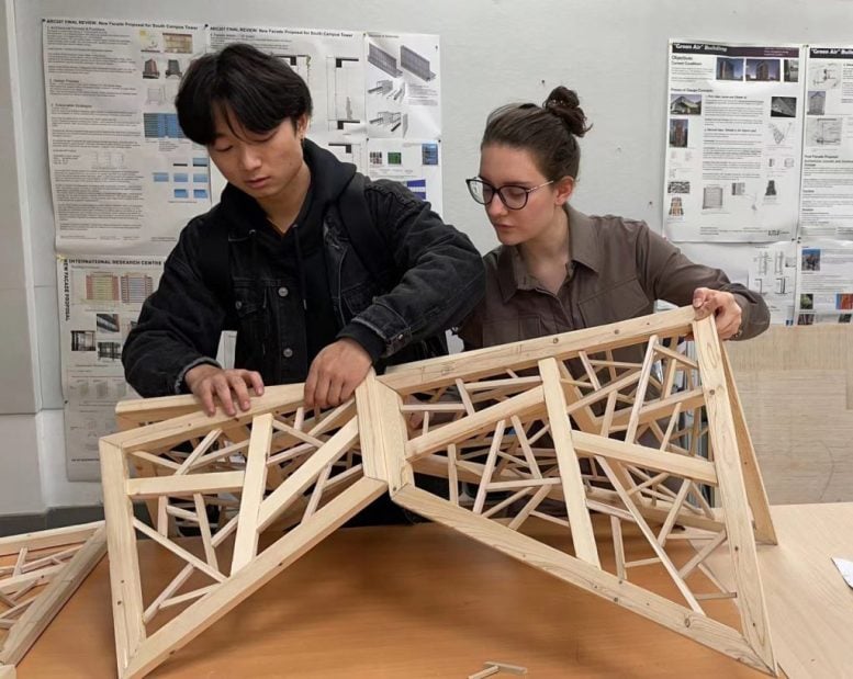 Estudiantes haciendo un techo con rejilla de rayos de hielo