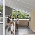 Casa Cascada / JOHN ELLWAY.  ARQUITECTO - Foto Interior, Cocina, Barandilla