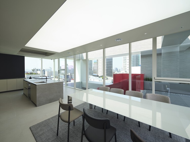 Edificio de oficinas Chai Communications / ARQUITECTOS BAN + Fluxys Lab - Fotografía de interiores, mesa, silla, ventanas, encimera