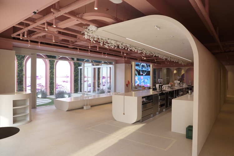 Edificio de Oficinas Chai Communication / ARQUITECTOS BAN + Fluxys Lab - Fotografía de Interiores, Cocina, Silla, Ventanas